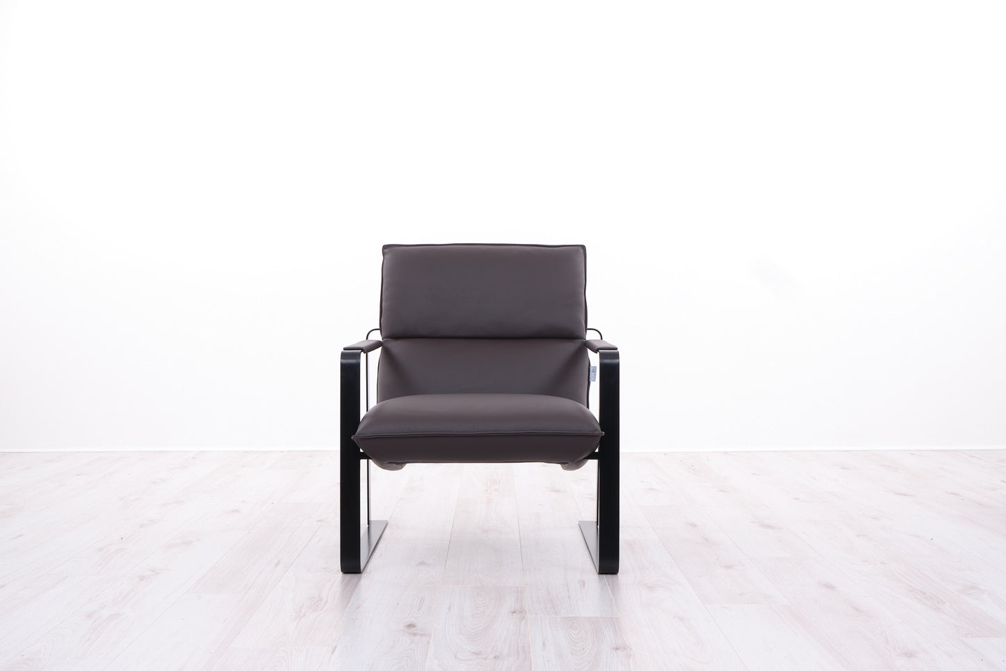 SANDY LEATHER CHAIR