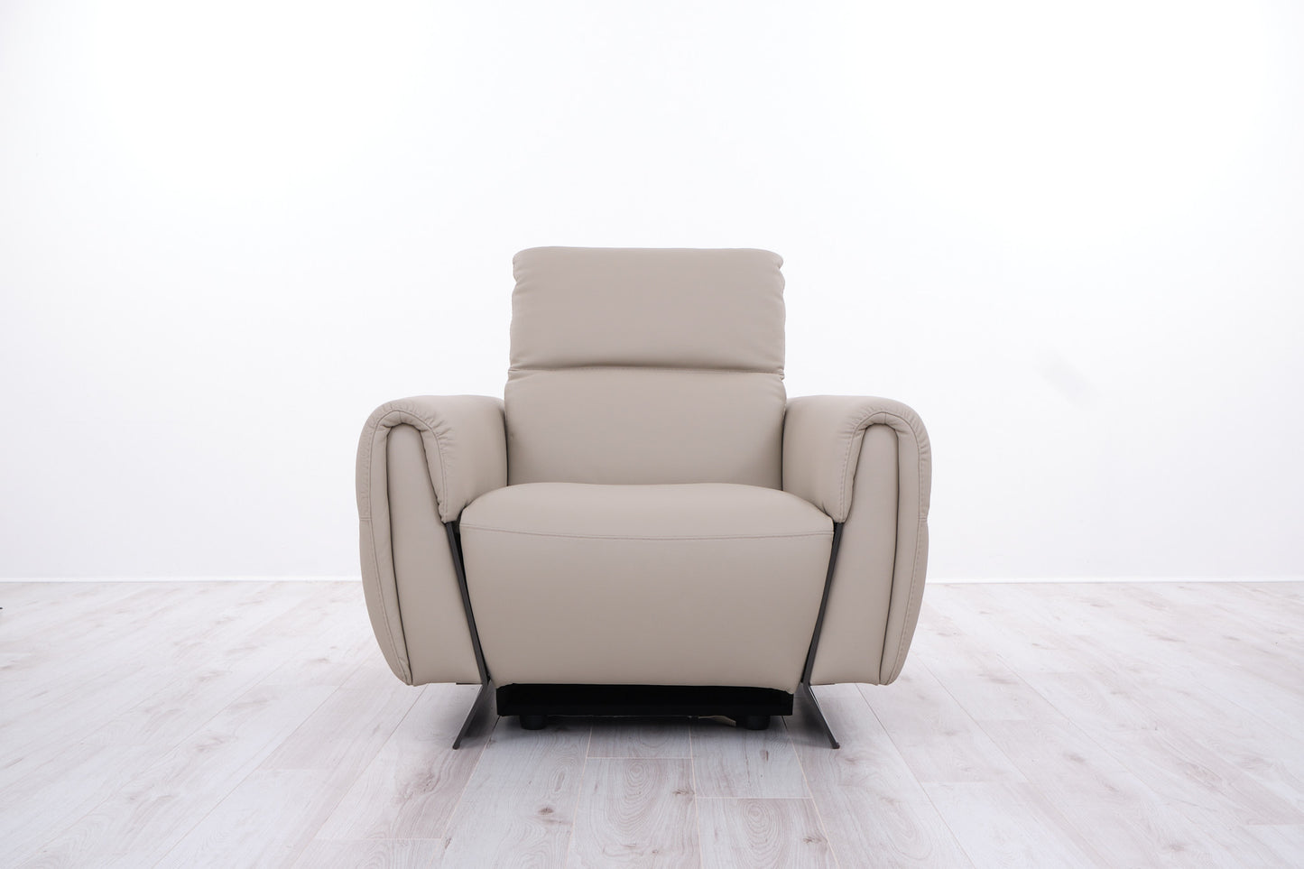 LIPARI LEATHER ARMCHAIR