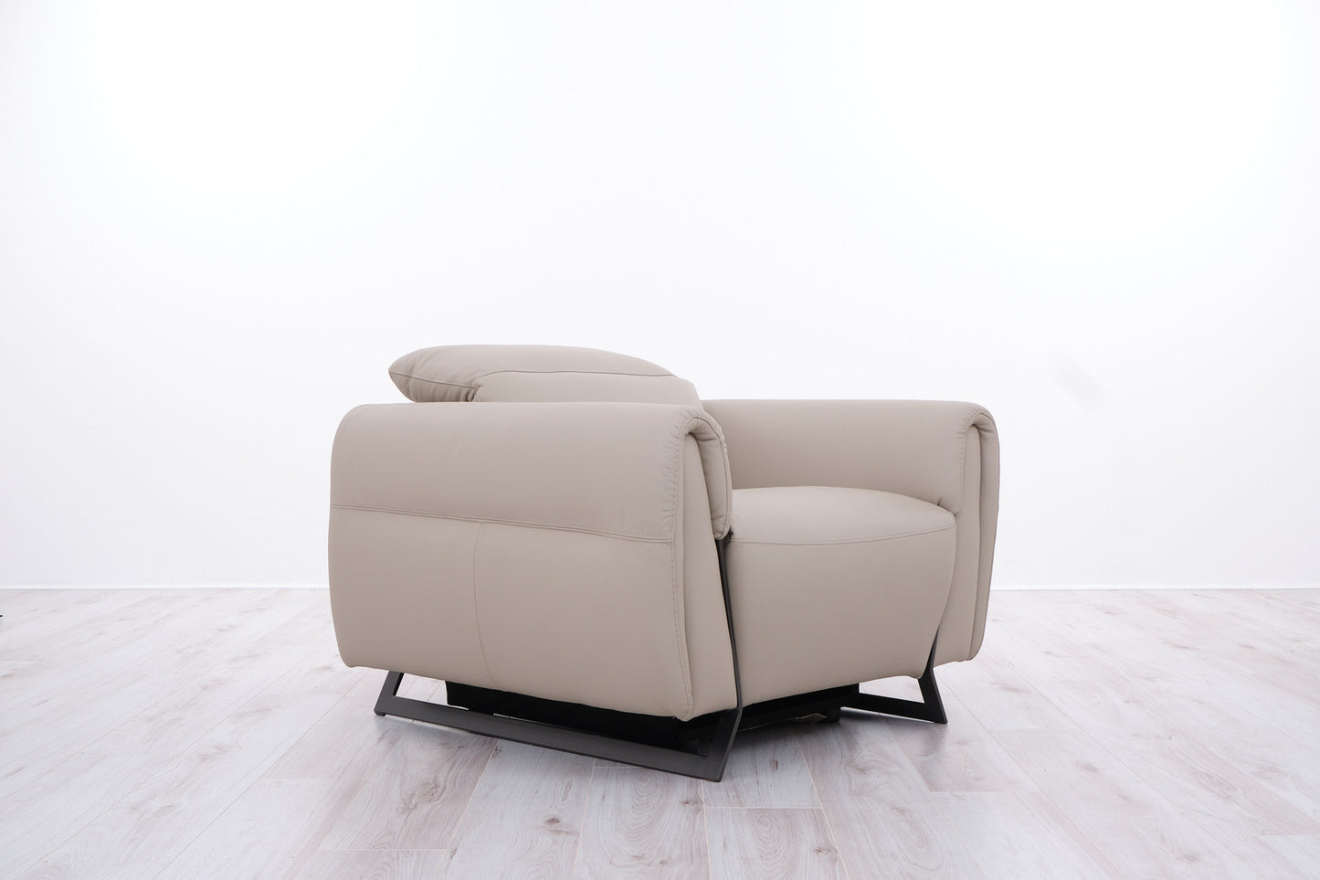 LIPARI LEATHER ARMCHAIR