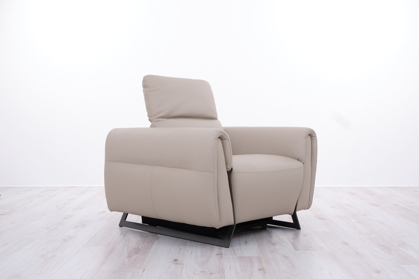 LIPARI LEATHER ARMCHAIR